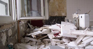 Демонтаж хрущевки в Краснокаменске - удаление старых полов и стен по выгодной цене от 1771 рублей.